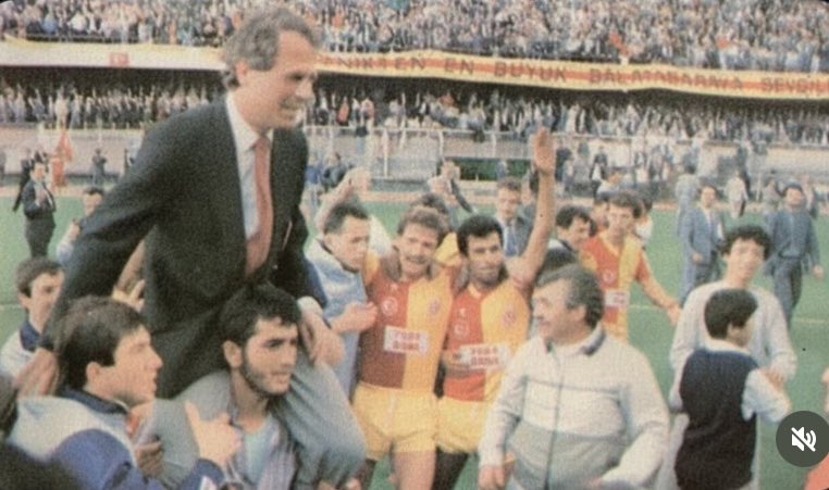 Sebahattin Sirin’in sahada ne isi varmis, Galatasaray geleneginde yokmus. Alin size Galatasaray gelenegi, sampiyon olunca nasil omuzlara aliniyorsa zor gunde de omuz verilir. 

Hak etmeyene de hak ettigi kadarini vermek ayri bir gelenegimiz, oyle gunler oldugunda o da verildi,