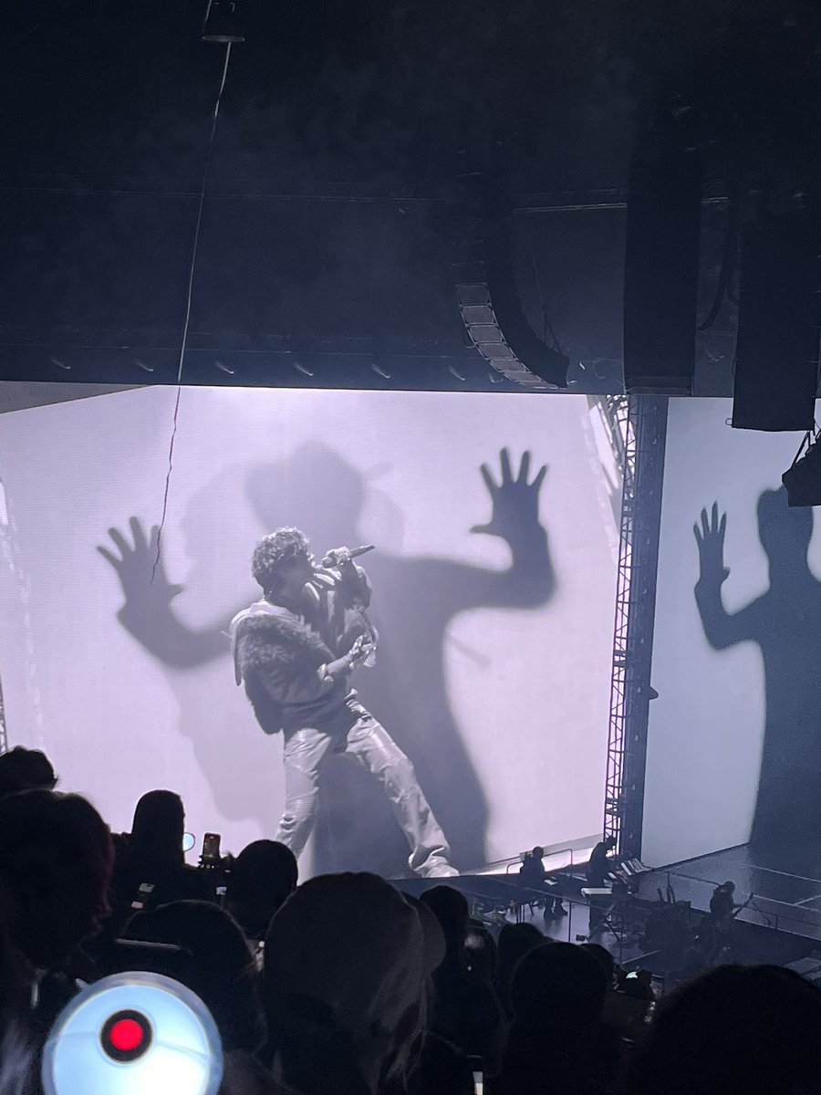 lyrical_hope's tweet image. The staging of the iconic and impressive stage of the HOS TOUR.

#HopeOnTheStage #HOS #jhope #JungHoseok #Hobi #Jay