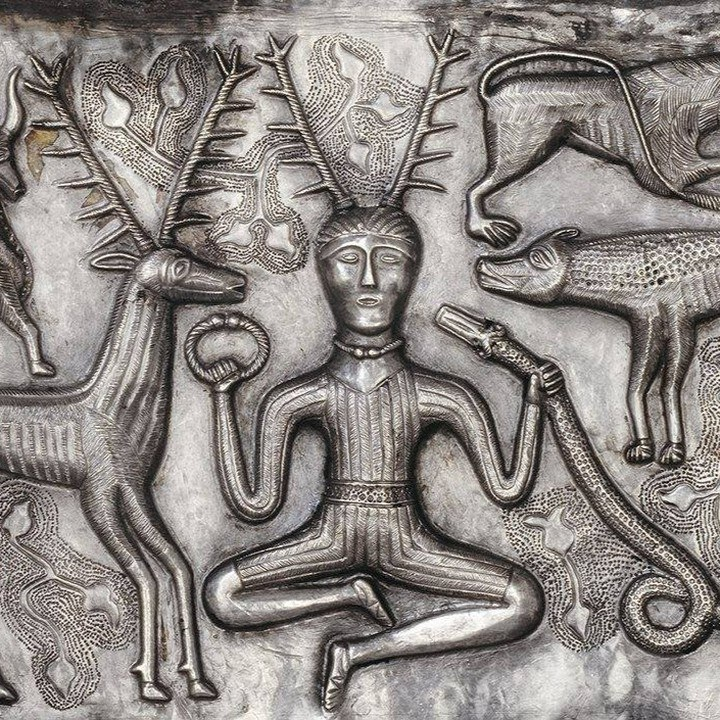 Cernunnos - Shiva: dioses y brujos.

Cernunnos era una divinidad ligada al mundo salvaje; los bosques, las bestias, la naturaleza primordial de las cosas. Pero también se le asociaba con el mundo de ultratumba, especialmente por ser representado con una serpiente con cuernos.