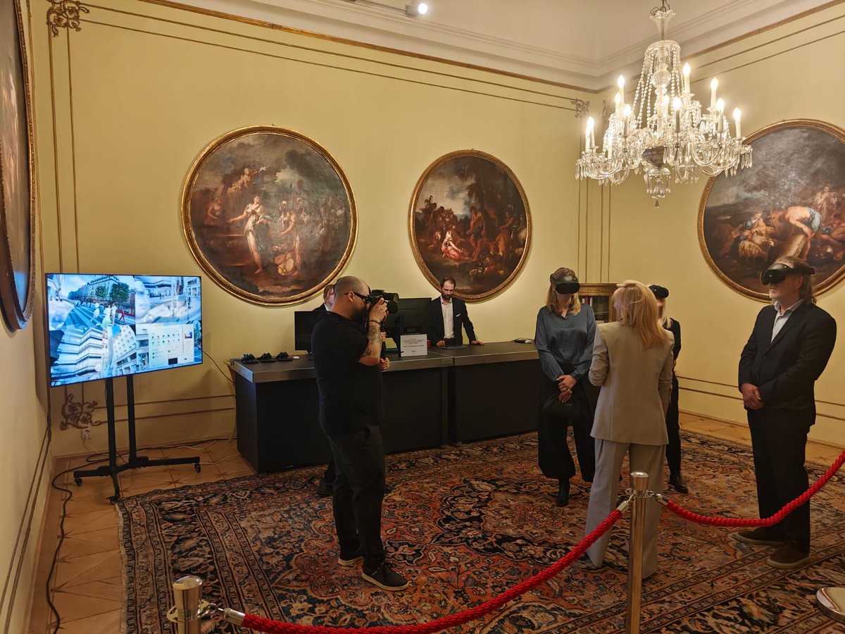 ItalyinCZ's tweet photo. In occasione della #GiornatadelMadeinItaly l'Ambasciatore Alessandro Gaudiano ha ospitato ieri in @ItalyinCZ un evento organizzato con #GeneraliRealEstate dedicato alla rigenerazione urbana, con un focus in realtà virtuale sul restauro del centro commerciale Kotva, a Praga. https://t.co/fbqKR0dDNX