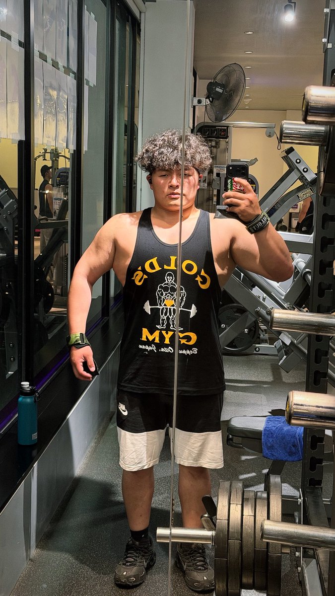 KyoyaOkazaki's tweet image. night workout💪
back day

いつもより遅い時間になったが鍛錬！
この前メジロからもらった #ゴールドジム のタンクトップを着用🎽
筋肉の動きがよく見えてモチベ上がる🔥
が、かなり際どい😂

#ガチムチに俺はなる #workout 
#training  #prowrestling
#プロレス #プロレスリングFTO 
#岡崎恭也 #NIKE