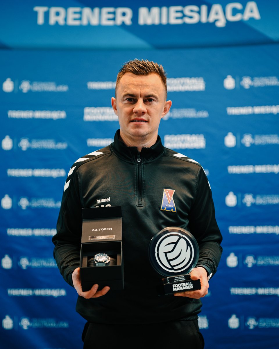 _Ekstraklasa_'s tweet photo. Nagroda Trenera Miesiąca dla Mateusza Stolarskiego 👏 Statuetka oraz zegarek podarowany przez Stowarzyszenie Trenerów Piłki Nożnej już w rękach szkoleniowca @MotorLublin 🔝
🤝 @FootballManager | #STPN