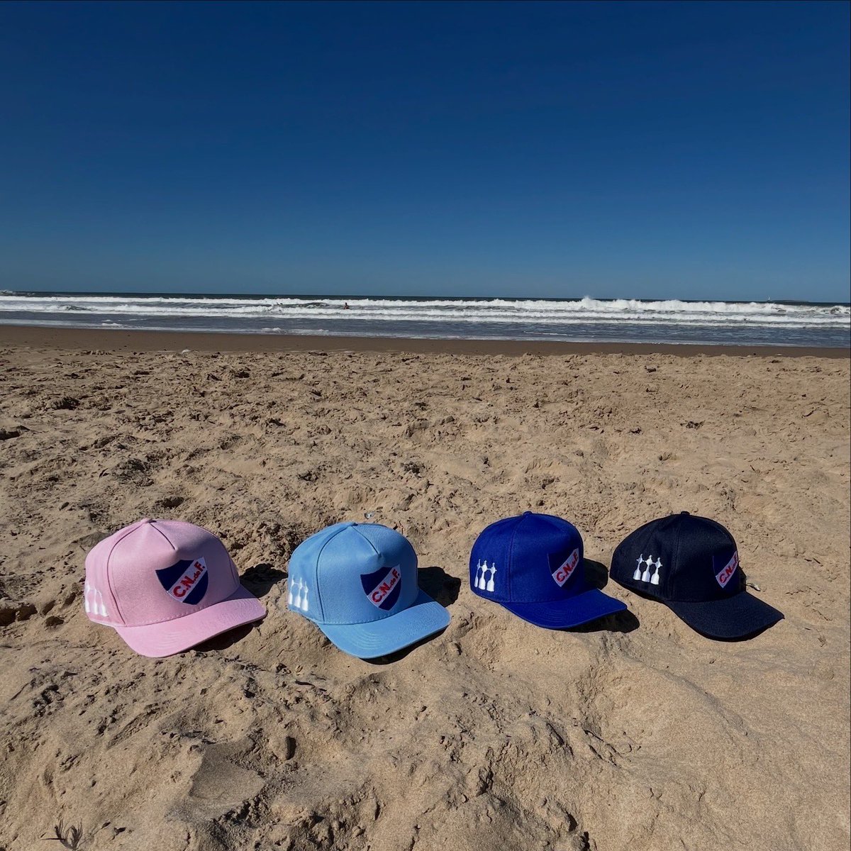 solodenacional's tweet photo. LOS GORROS QUE TIENEN LO QUE IMPORTA 🍷 si comparten se agradece bolsos https://t.co/a0nCBBW2sy