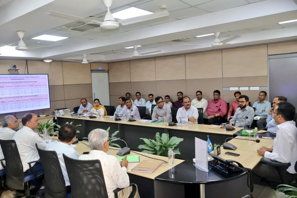 BiharEnergy's tweet image. ऊर्जा सचिव एवं #BSPHCL के अध्यक्ष-सह-प्रबंध निदेशक श्री @manojksingh_IAS ने गुरुवार को टोल-फ्री नंबर 1912 सेवा की समीक्षा की। बैठक में #SCADA भवन की रखरखाव एवं विद्युत उपभोक्ताओं की समस्याओं के त्वरित और प्रभावी समाधान को लेकर आवश्यक दिशा-निर्देश दिए गए।

इस अवसर पर #NBPDCL के