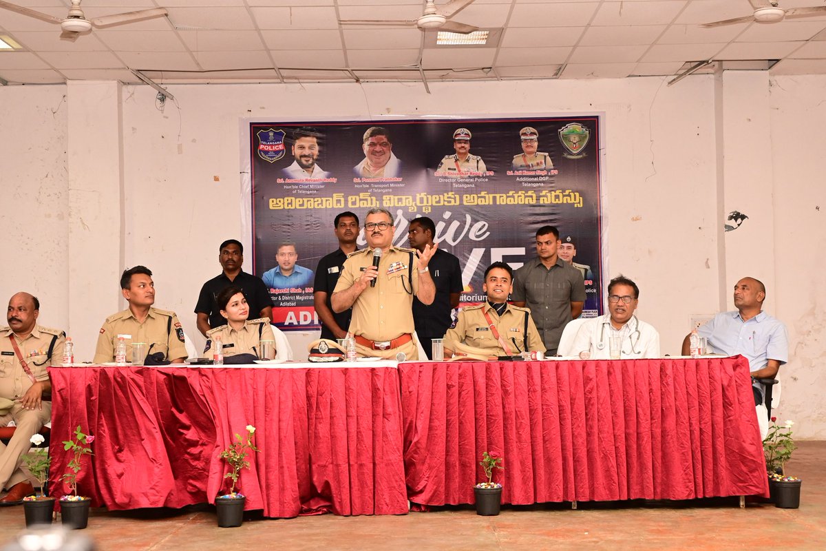 adilabad_sp's tweet image. 🚦 Road Safety Seminar at RIMS, Adilabad
ADGP Dr. Anil Kumar &amp;amp; SP Akhil Mahajan addressed 250 students on helmet use &amp;amp; safe driving 🪖
10 helmets given to RIMS security staff for catching offenders 👮‍♂️
Follow rules, save lives!
#ArriveAlive #RoadSafety #DriveSafe #WearHelmet