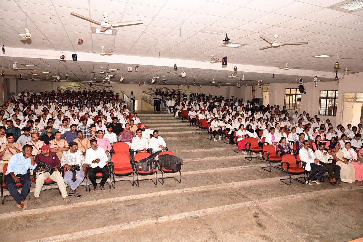 adilabad_sp's tweet image. 🚦 Road Safety Seminar at RIMS, Adilabad
ADGP Dr. Anil Kumar &amp;amp; SP Akhil Mahajan addressed 250 students on helmet use &amp;amp; safe driving 🪖
10 helmets given to RIMS security staff for catching offenders 👮‍♂️
Follow rules, save lives!
#ArriveAlive #RoadSafety #DriveSafe #WearHelmet