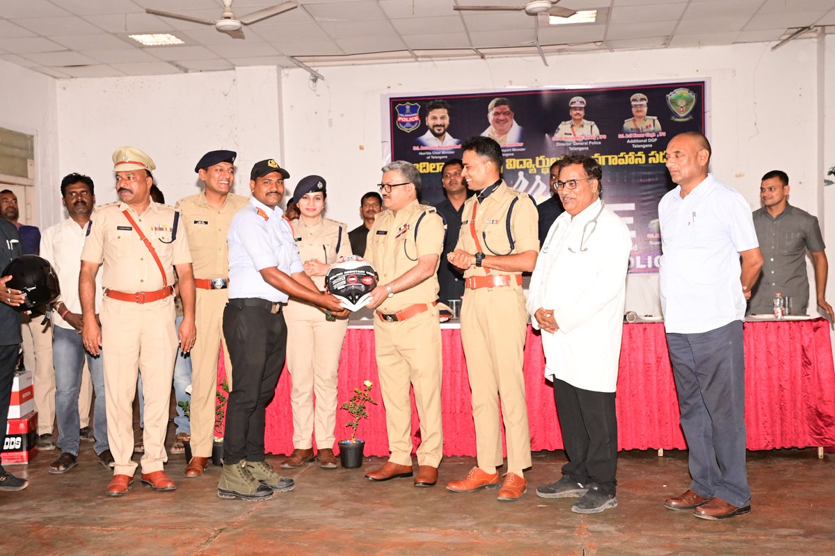 adilabad_sp's tweet image. 🚦 Road Safety Seminar at RIMS, Adilabad
ADGP Dr. Anil Kumar &amp;amp; SP Akhil Mahajan addressed 250 students on helmet use &amp;amp; safe driving 🪖
10 helmets given to RIMS security staff for catching offenders 👮‍♂️
Follow rules, save lives!
#ArriveAlive #RoadSafety #DriveSafe #WearHelmet