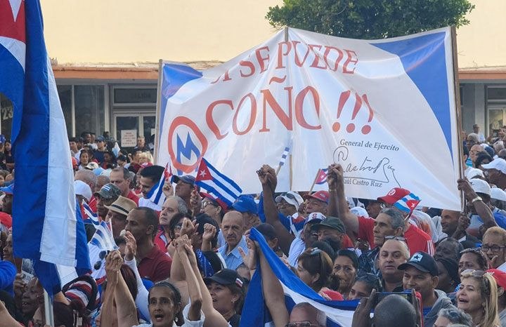Con la presencia de Miguel Díaz-Canel Bermúdez, Primer Secretario del Comité Central del Partido Comunista de #Cuba y Presidente del Consejo de Defensa Nacional (CDN), tiene lugar el acto por el aniversario 65 de la proclamación del carácter socialista de la Revolución cubana.