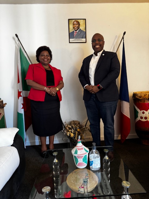 AmbassadeF's tweet photo. Ce jeudi 16 avril 2026 , Son Excellence Madame Spès-Caritas NJEBARIKANUYE, Ambassadeur du Burundi en France, a reçu en audience M. Evrard HAVYARIMANA, Président de Solio Group France et Directeur Exécutif de GEM e-Mobility Burundi  et  membre de la diaspora burundaise.
Leurs échanges ont principalement porté sur la promotion de l’innovation, le développement des investissements et le renforcement des opportunités économiques au Burundi, ainsi que sur les perspectives de collaboration avec l’Ambassade pour accompagner ces dynamiques.  @MAEBurundi @NtareHouse