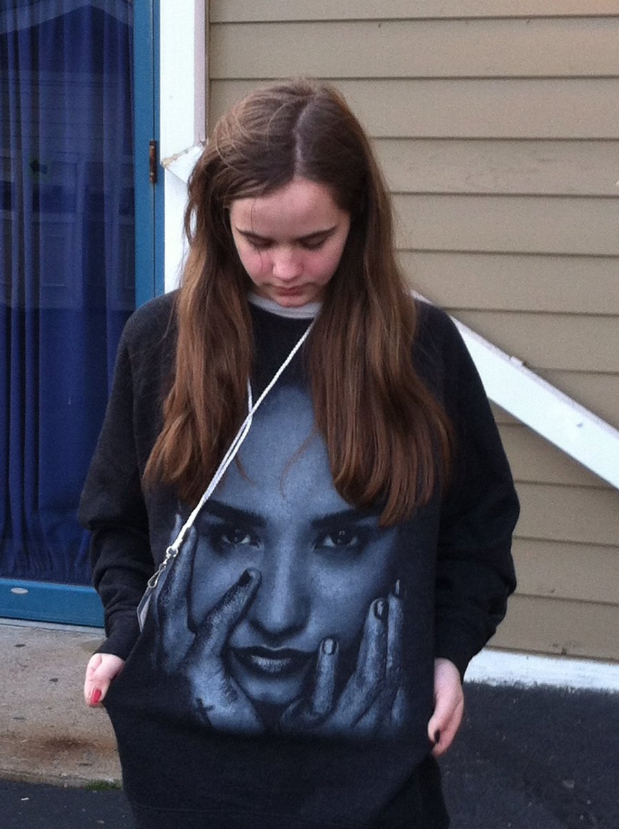 HolyFvckRodrigo's tweet image. QUICK!!! someone tell her she’s gonna be barricade seeing demi lovato in the year 2026 on april 18!!!!!  #itsnotthatdeeptour