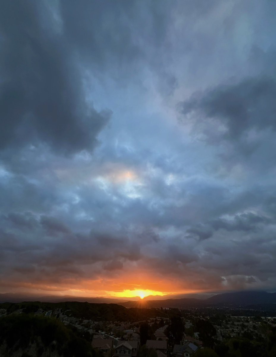 mlzema's tweet image. Good Morning From #SoCal! 
#ThursdayMorning #Sunrise #Sun #Sky #SkyPhotography #Spring #April #ThursdayThoughts #Thursday