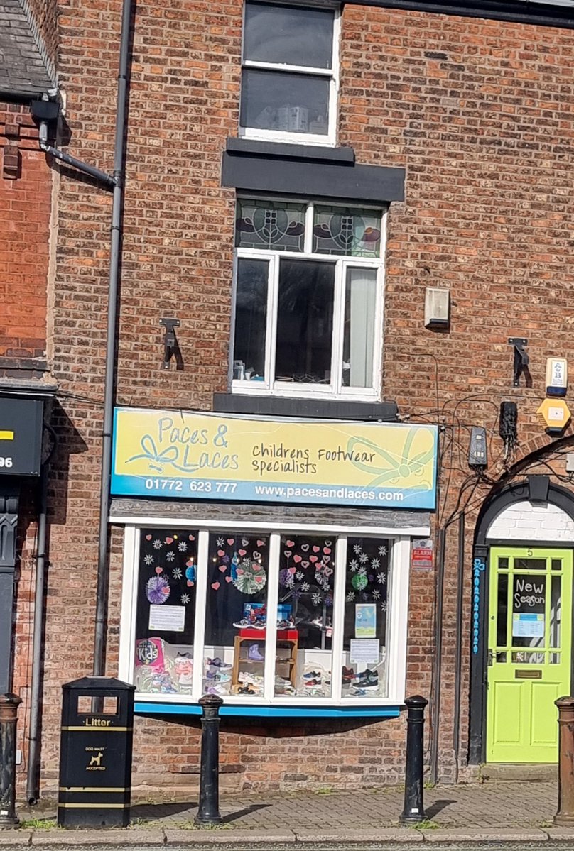 BusinessGiftUK's tweet image. Great to meet Isobel Pickering at Paces &amp;amp; Laces, to hand over one of our prize wall clocks

Paces &amp;amp; Laces is a great little independent shoe shop, specialising in the perfect fitting of childrens' shoes

#winner #shoplocal

facebook.com/pacesandlaces

linkedin.com/in/isobel-pick…