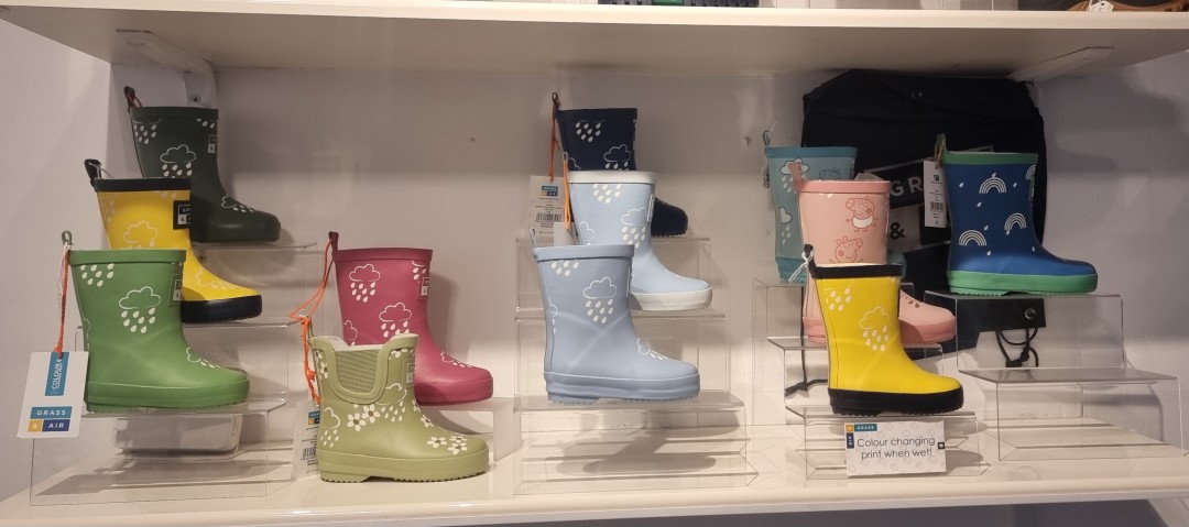 BusinessGiftUK's tweet image. Great to meet Isobel Pickering at Paces &amp;amp; Laces, to hand over one of our prize wall clocks

Paces &amp;amp; Laces is a great little independent shoe shop, specialising in the perfect fitting of childrens' shoes

#winner #shoplocal

facebook.com/pacesandlaces

linkedin.com/in/isobel-pick…