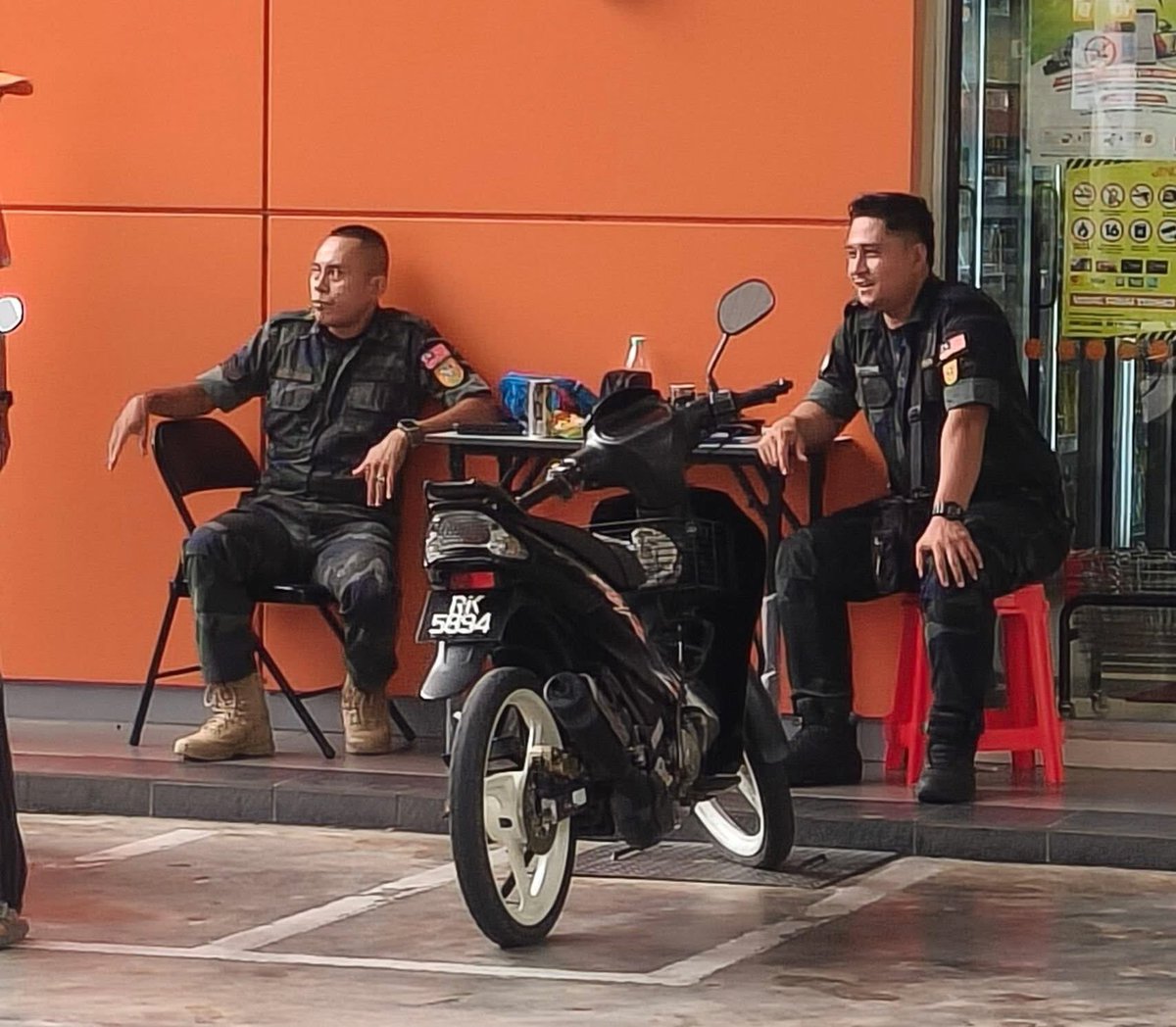Kesian PGA PDRM sekarang jadi guard dekat station minyak je 😭😭😭😭

Tapi hairan kenapa bukan pegawai KPDN yang kene jadi jaga dkt station minyak.