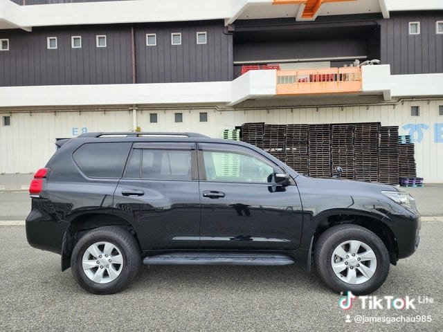 muturiru's tweet photo. 2019 Toyota Landcruiser Prado 2700cc Petrol 32000km.

KES 5.2m. 

#JremysAuto https://t.co/hcrP8iRdMM