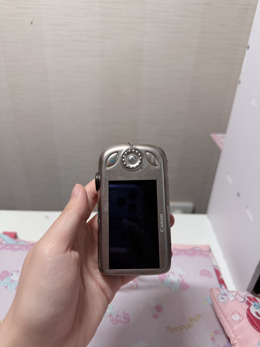 45kg__b's tweet photo. Canon ixy510is 📸 รุ่น K.พั้นรักแมว
รายละเอียด:
 แฟลชติด ซูมเข้าออกปกติ 
‼️เลนส์มีฝุ่นระยะท้าย จอคล้ำ (ไม่มีผลต่อรูป), บริเวณที่แปะสติกเกอร์= รอยถลอก

อุปกรณ์ที่ได้ : ตัวกล้อง, แบต, สายคล้อง, sd card, ที่ชาร์จ

💸 6,500 บาท รวมส่ง 🚚 พต.ได้ค่า 
#กล้องดิจิตอล #กล้องดิจิตอลมือ2 https://t.co/DToPULimoa