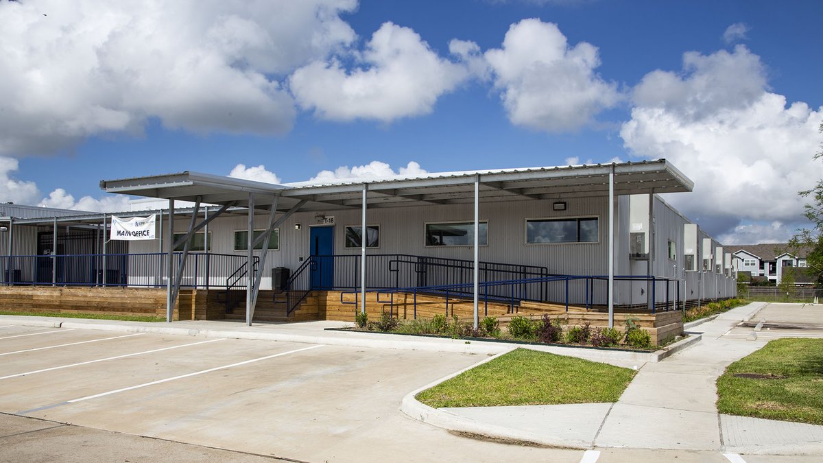 PalomarModular's tweet photo. The KIPP Journey campus in Houston, Texas, is a 34,800-square-foot modular education building development consisting of four buildings and forty modules. See more https://t.co/6orneDWSTJ https://t.co/cOQRI2IZFd