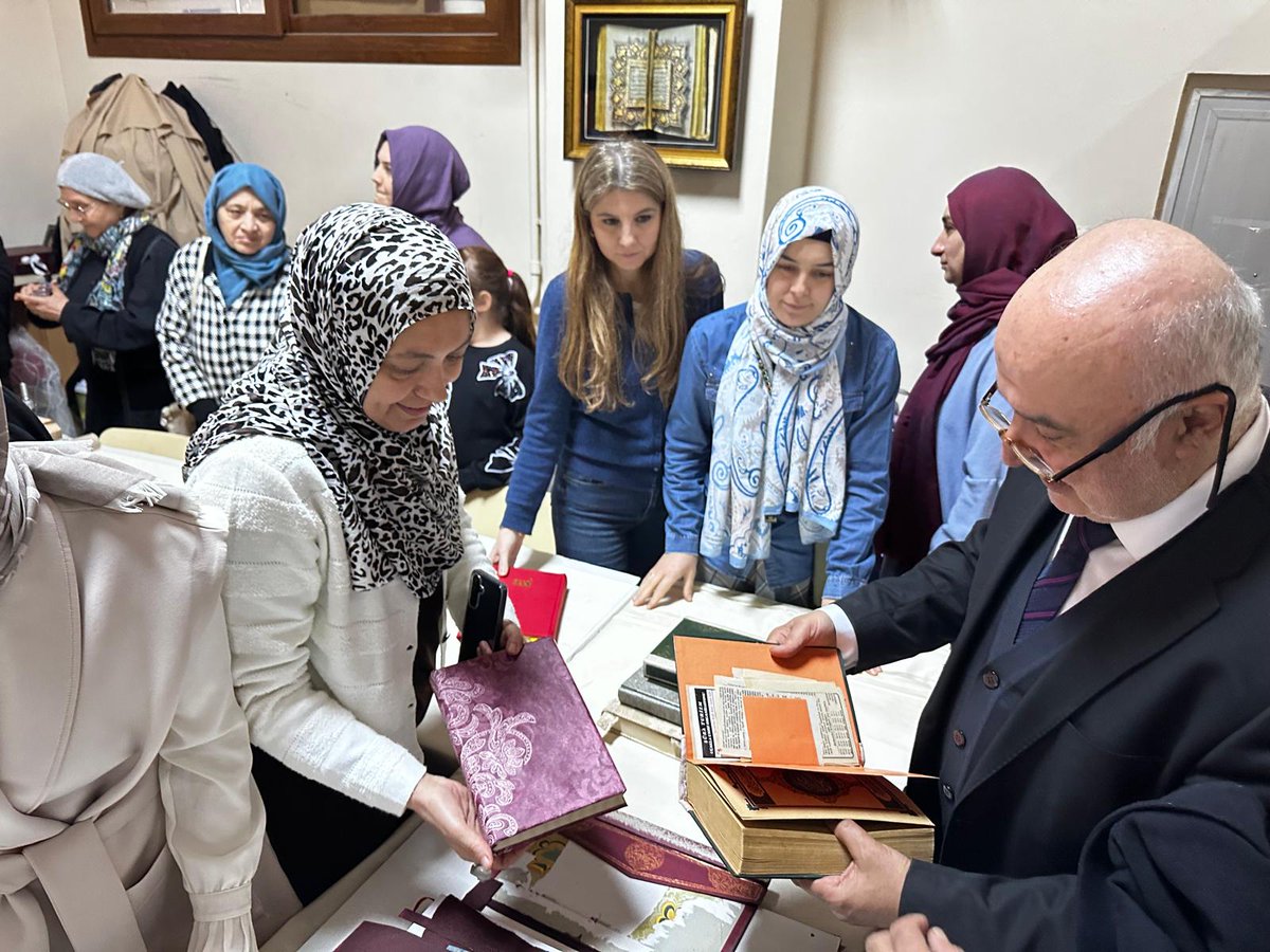 Türk Diyanet Vakfı Kadıköy Şubesi, Kadıköy Bostancı Halk Eğitimi Merkezi ve TDV Gönüllüleri Vakfı iş birliğiyle yürütülen klasik ciltleme ve giyim kurslarımızın devam ettiği Çemenzar Camii Konferans Salonu’nda, kültür ve sanat dolu anlamlı bir program gerçekleştirildi.