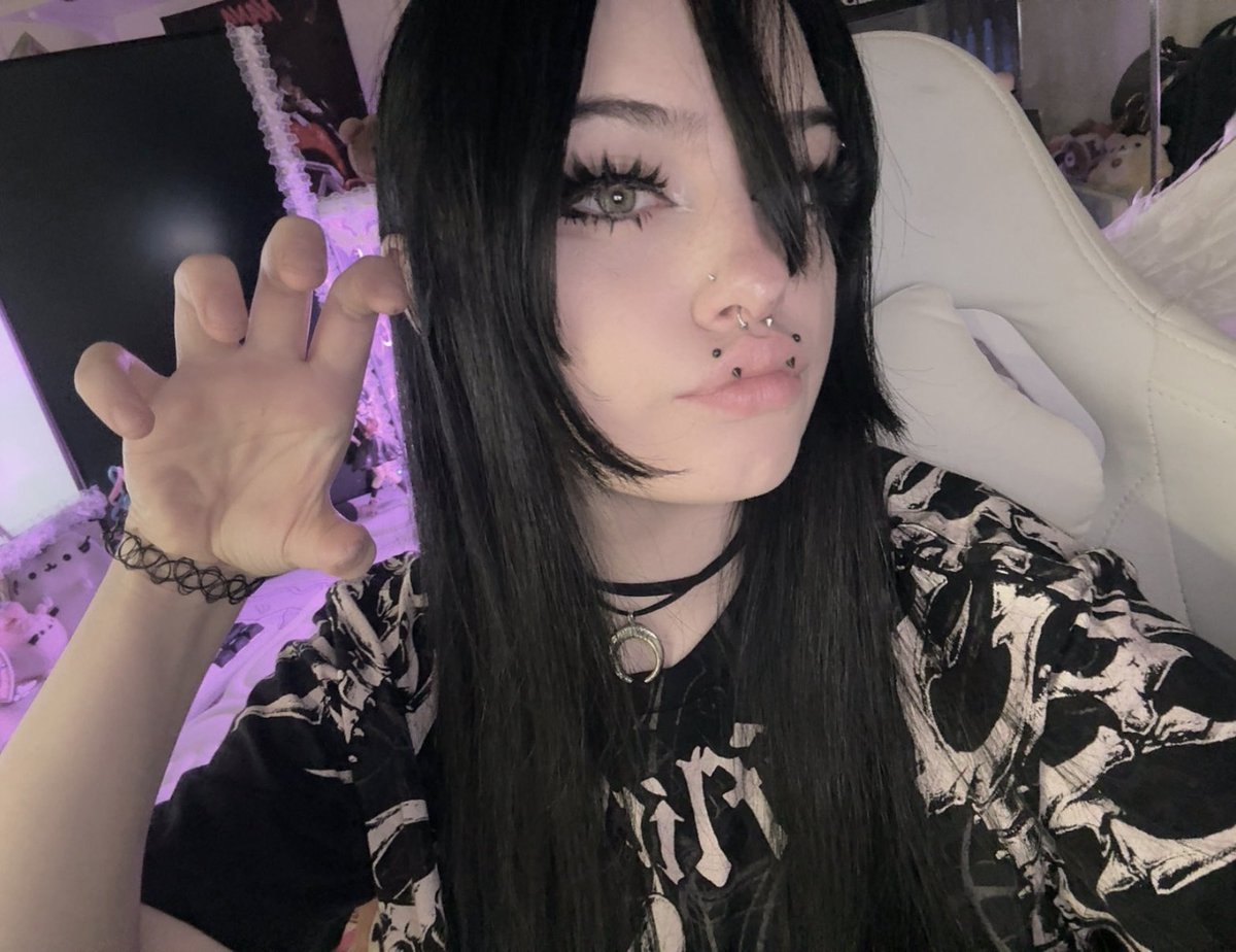 Umibyte's tweet photo. Claws (i have no nails rn) #angelfangs #cutecore https://t.co/lU0AEX9kbA