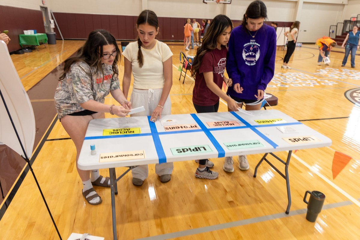 dhs_PackPress's tweet image. BIO BATTLE | With the STAAR Biology exam approaching, freshmen flocked to the auxiliary gym to enjoy biology-themed carnival games, blending fun with last-minute review before testing. 

#BTP | 📷: Jayden, Chloe, Draek