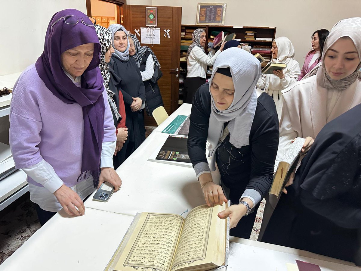 Kadıköy Müftülüğü Şb Md. Eyyüp Turan, Medeniyet Üniversitesi Bilgi ve Belge Yönetimi Bölümü Öğrt. Görevlisi Prof. Dr. Alparslan Hamdi Kuzucuoğlu, Bostancı Halk Eğitimi Merkezi Md. Hülya Narsap, Müdür Yardımcılarımız, öğretmenlerimiz, kursiyerlerimiz ve çok sayıda davetli katıldı