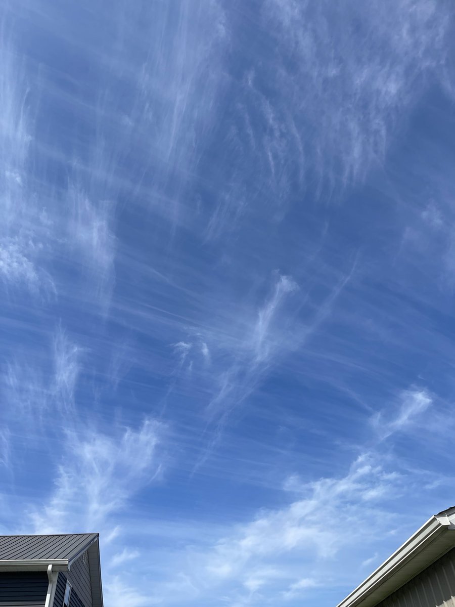 lostrabbitrust's tweet photo. Can someone tell me what kind of clouds these are? I have never seen this before. #clouds #darpa https://t.co/MSHWyo0KoC