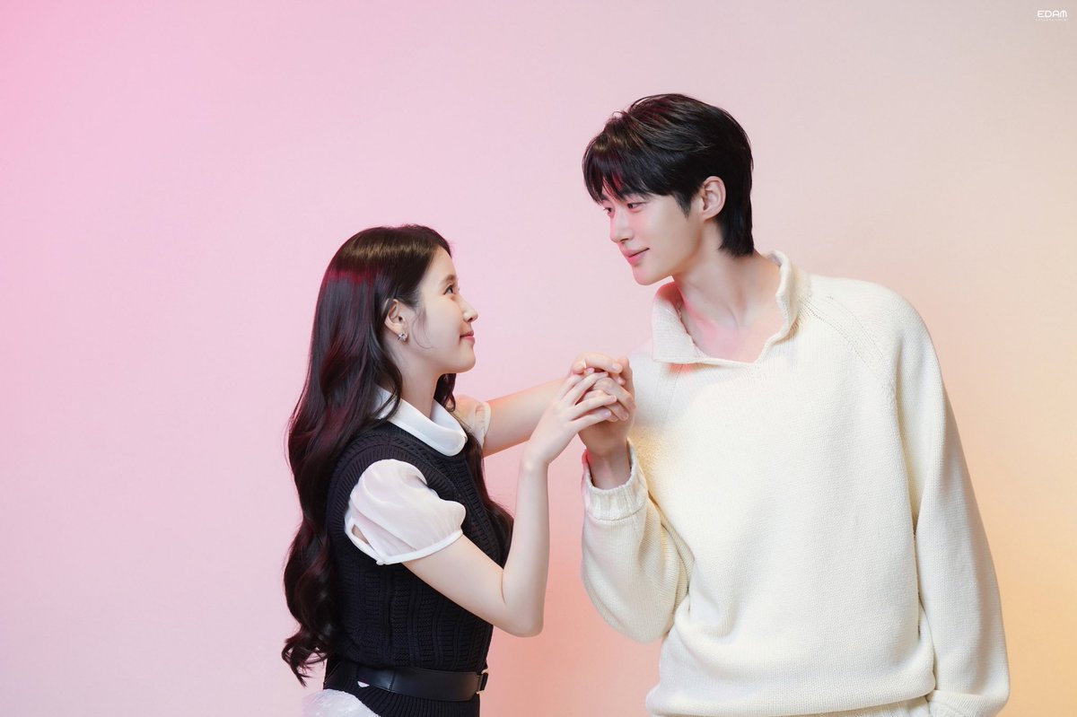 _inthedesert516's tweet photo. 왈츠씬 재연하는 자컨도 찍었나봐🥹 비하인드컷만 봐도 벌써 디즈니 무도회인데 어캄ㅠㅠㅠㅠㅠㅠ

#아이유 #IU #성희주 #21세기대군부인 https://t.co/qPAf7DcG1x