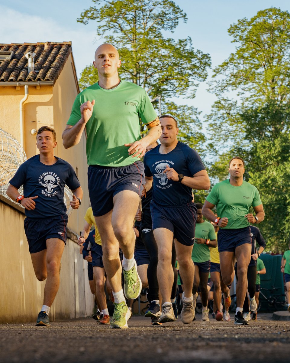 17eRGP's tweet image. Les sapeurs-paras du #17RGP se sont mesurés aux premières épreuves sportives des CCPM, afin de maintenir et d’évaluer leur condition physique💥

Tous se sont dépassés avec l’esprit du régiment de l'urgence : détermination et exigence 👊

Et toi, #PeuxTuLeFaire ? 🇫🇷