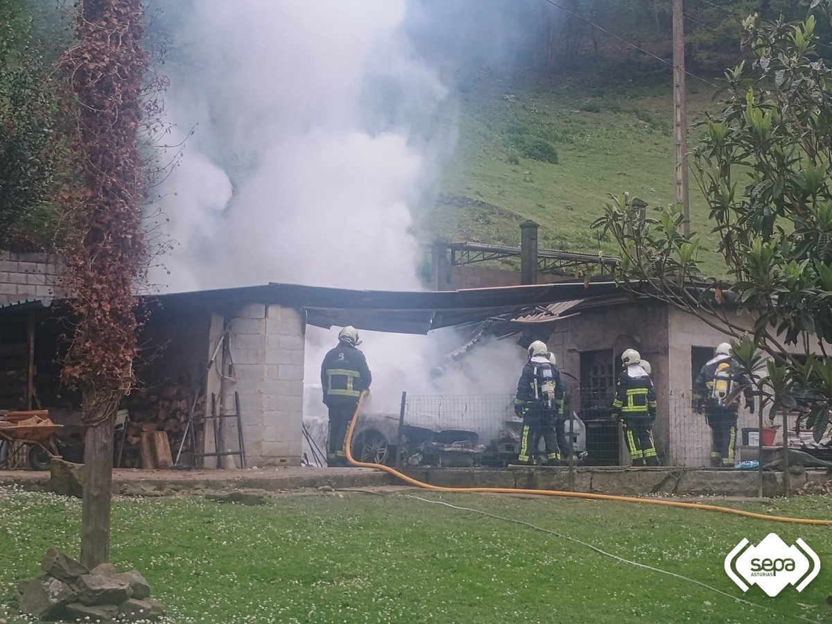 112Asturias's tweet photo. Aviso 1-1-2 a las 15.21 horas, 🔥 controlado 16.11 h. En el lugar permanecen dos efectivos con una autobomba refrigerando la zona y una leñera que también resultó afectada, el resto de personal, a las 16.32 h., ha retirado a sus bases. Informada @guardiacivil https://t.co/zwuqqOGtSH