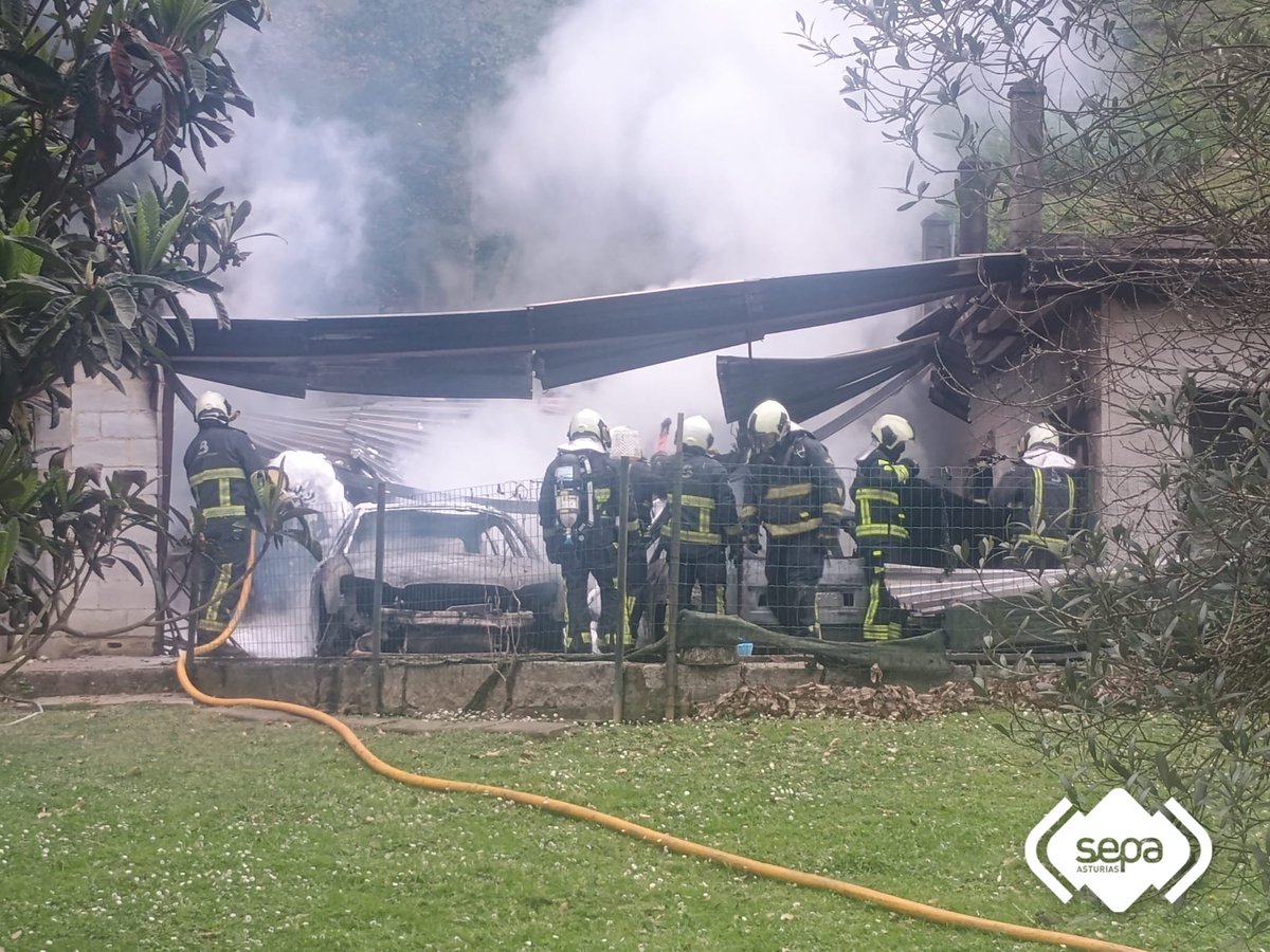112Asturias's tweet photo. Queman dos vehículos en el interior de un tendejón anexo a una vivienda en Candín, Carbayin Alto #Siero. Sin afectados. Al lugar se desplazaron @BomberosAstur de #LaMorgal y #SMRA, 11 efectivos junto al jefe de zona, con tres autobombas, una de ellas nodriza, y una autoescalera. https://t.co/kPjiSL2IEC