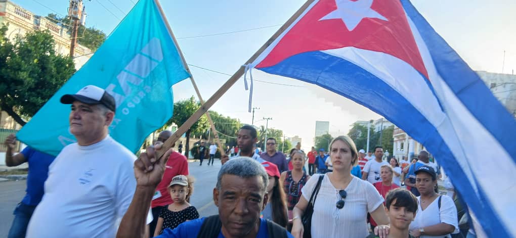 Colectivos de trabajadores del <a href="/GAzcuba/">Grupo Azucarero AZCUBA🇨🇺</a> participan en esta jornada en el acto por el 16 de abril desde el Vedado capitalino. #Azucareros #UjidosXCuba