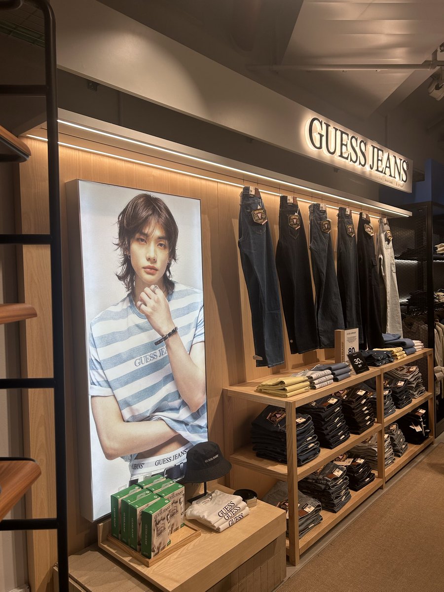 Hyunjin 현진 Central 🎂 tweet media