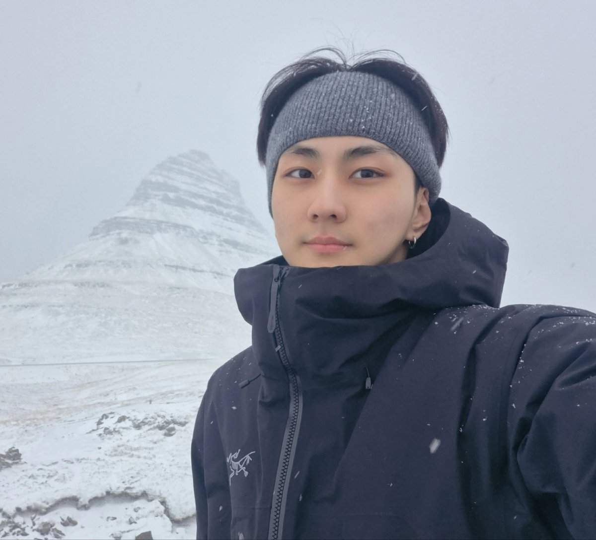 เป็นแก แกจะไม่สงสัยจริงๆหรอว่าหมอนี่เป็นไอดอลหรือป่าว หล่อเกินคนปกติจริงๆ