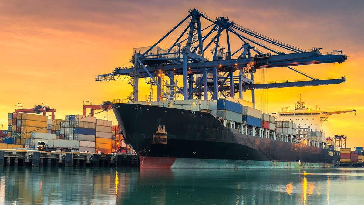 FOCUSmagSA's tweet image. ⚓️Bloomberg reports many commercial cargo ships avoiding Middle East are refuelling at Mauritius’ Port Louis Harbour. More ships are also stopping at Namibia’s Port of Walvis Bay for ship-to-ship bunkering. Hyundai is rerouting ships via Cape of Good Hope. #IranWar #Shipping