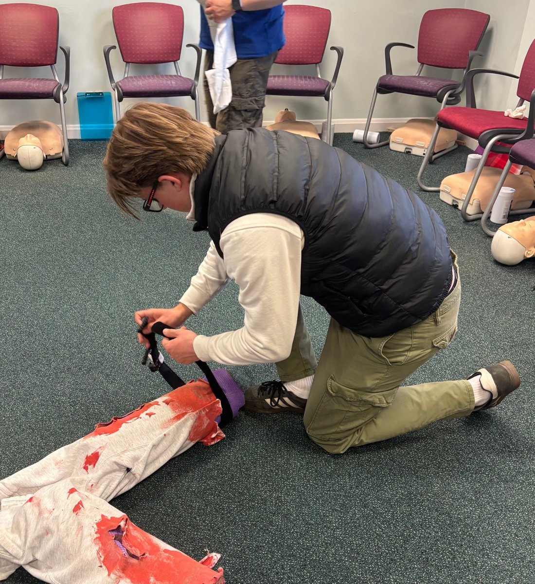HelpFirst's tweet photo. Here's Graham teaching one of our learners the correct method for applying  a tourniquet.
First aid for catastrophic bleeds is now taught on all of our Emergency First Aid at Work, First Aid at Work and Ofsted compliant Paediatric First Aid courses.

#helpfirstaidtraining https://t.co/4SVkwtLCJ1