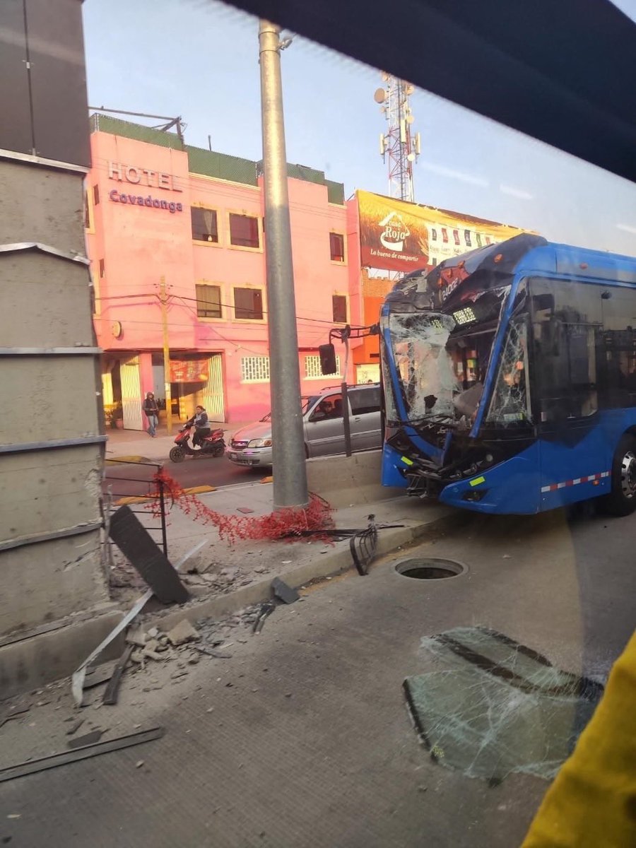 Otro accidente en el Trolebús Elevado. Ahora a la altura de la estación Covadonga con dirección a Chalco. Reportan al menos 20 lesionados. Operan entre obras y hasta una coladera abierta, esto es gravísimo. Las prisas de los gobiernos morenistas por inaugurar obras incompletas.