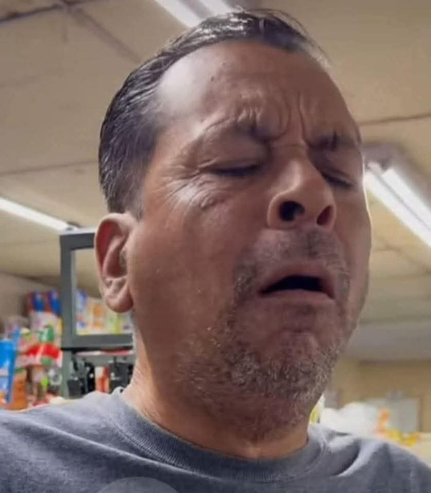 AltairBebe's tweet photo. En el mercado cuando metes la mano en la tina de los frijoles. https://t.co/wEHgx8jdf4