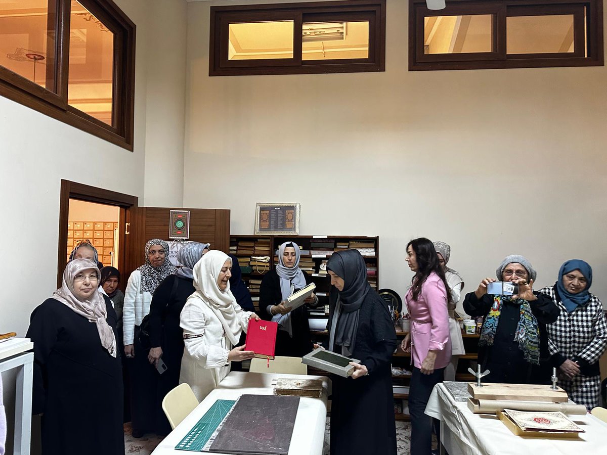 Katılımcılar, cami bünyesinde devam eden kursları ziyaret ederek yürütülen çalışmalar hakkında yerinde bilgi alma fırsatı buldu.
Geçmişin zarafetini günümüze taşıyan bu anlamlı etkinlik, kültürel mirasımızın korunması ve gelecek nesillere aktarılması adına önemli bir katkı sundu