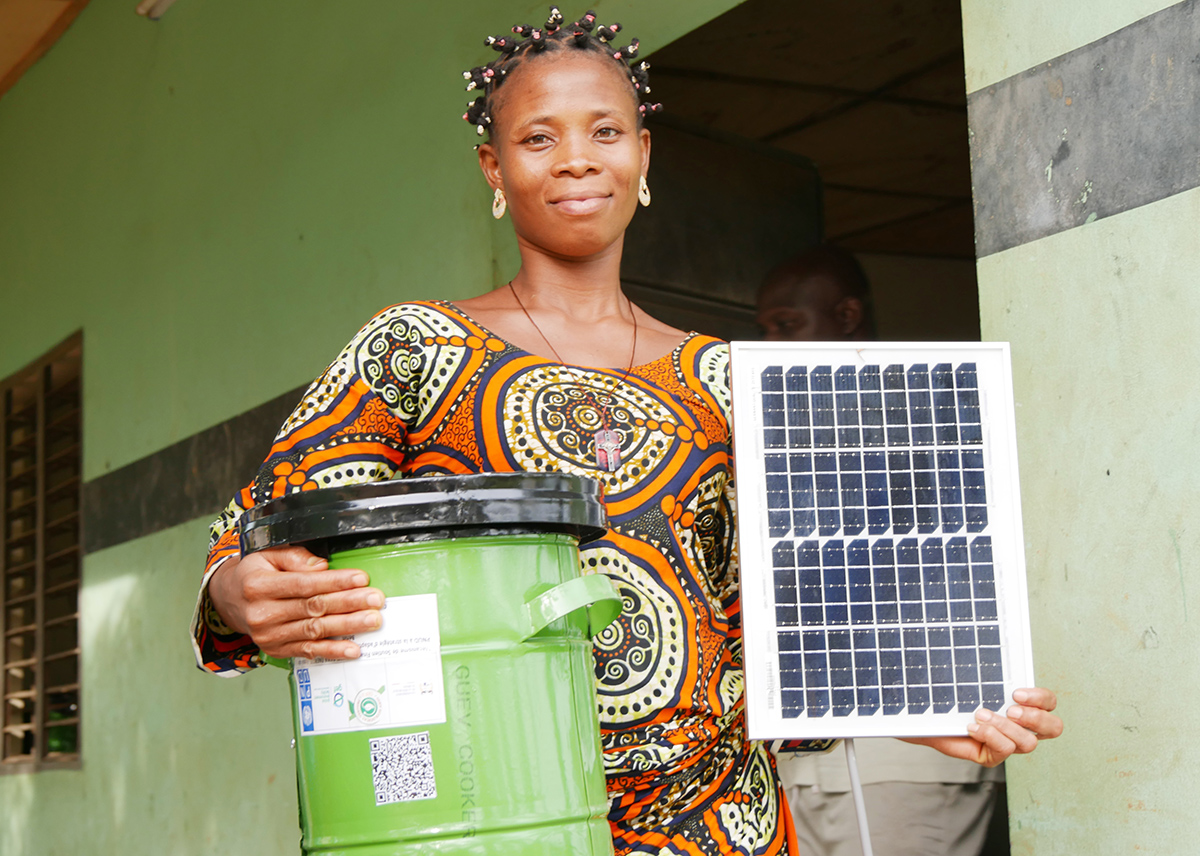 PNUDBenin's tweet photo. Au Bénin, 80% des ménages cuisinent au bois ou au charbon.
Le projet PANA Énergie, appuyé par le PNUD et le FEM - @theGEF, promeut des alternatives propres pour protéger les forêts et la santé des femmes.
👉 https://t.co/Ve2sQoAlgg
#CuissonPropre #Agenda2030 https://t.co/zhVjjwbd5G