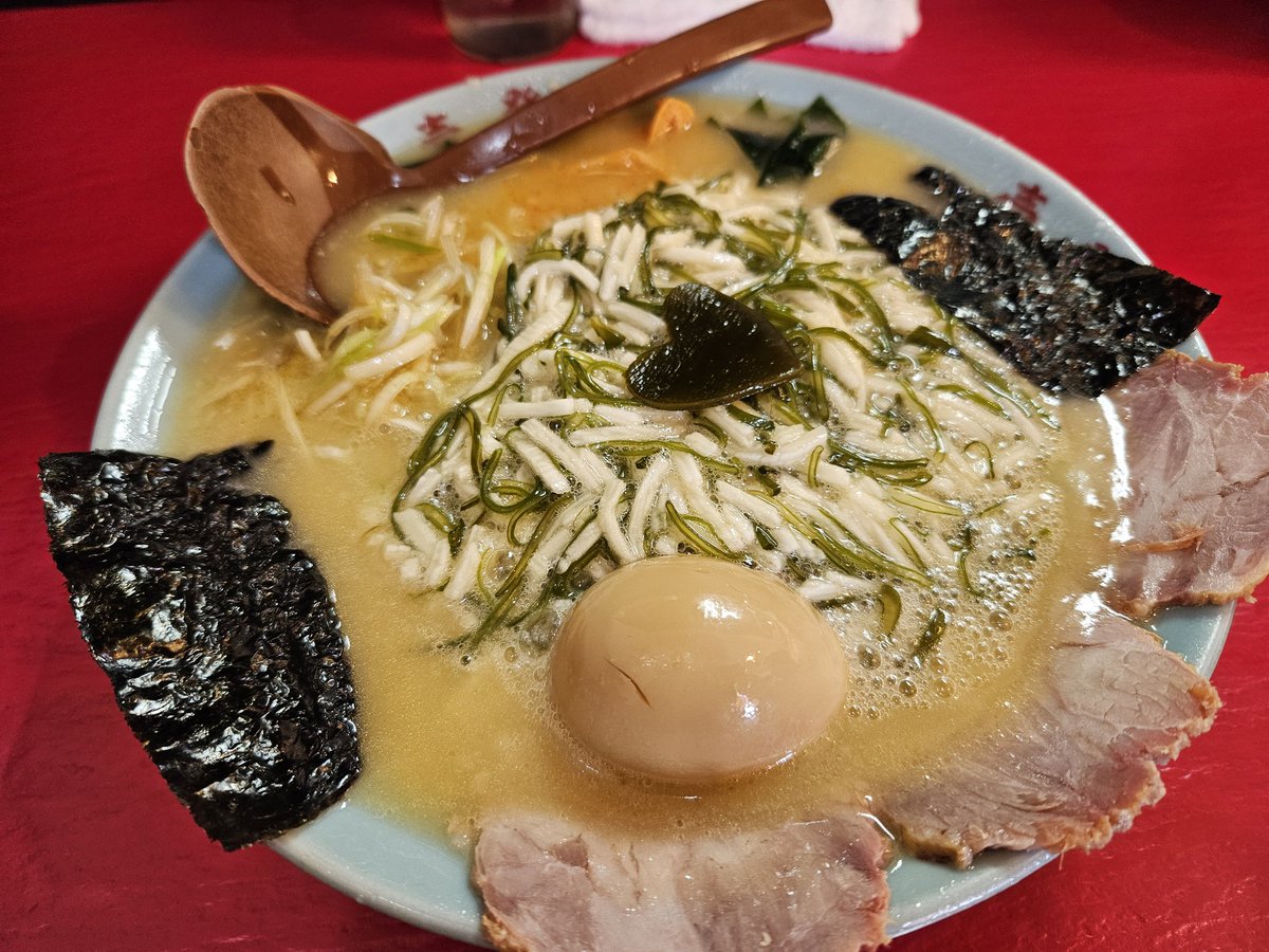 壱発ラーメン@八王子
めかとろラーメン味噌+元気玉⚡
繁忙期最終コーナー+10キロラン後の疲れた身体には！！
壱発の店員さんたちの元気な接客×トロロ×壱発の酢×元気玉=元気回復間違いなし\(*`꒳´*)/
お酢の酸味が程よくて疲れた身体に染み渡る…✨
ウーパールーパーちゃんはどこへ行ったんだろう🤔