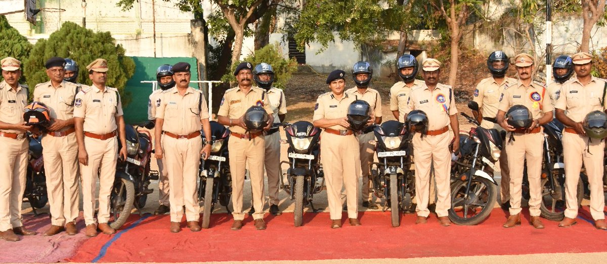 MBNRpolice's tweet photo. Blue Colt teams receive helmets from District SP D. Janaki, IPS – Emphasis on safe duty performance!
As part of Praja Palana Progress Plan's 99-day action, helmets were distributed to Blue Colt staff at all police stations in Mahbubnagar.
#BlueColt #RoadSafety
1/5 https://t.co/Dtrz5gWp0i