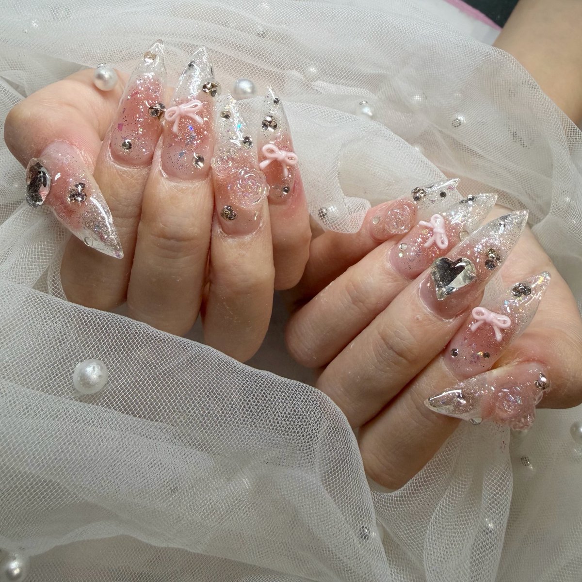 nail_glossmagic's tweet photo. #持ち込みデザインより #持ち込みデザイン #クリアスカルプ #先端クリア #ラメ #キラキラ #ハート #リボン #渋谷 #グロスマジック #チーク

詳細はこちら↓（ネイルブック）
https://t.co/gZNql9CMJR https://t.co/zBedcAEW5n
