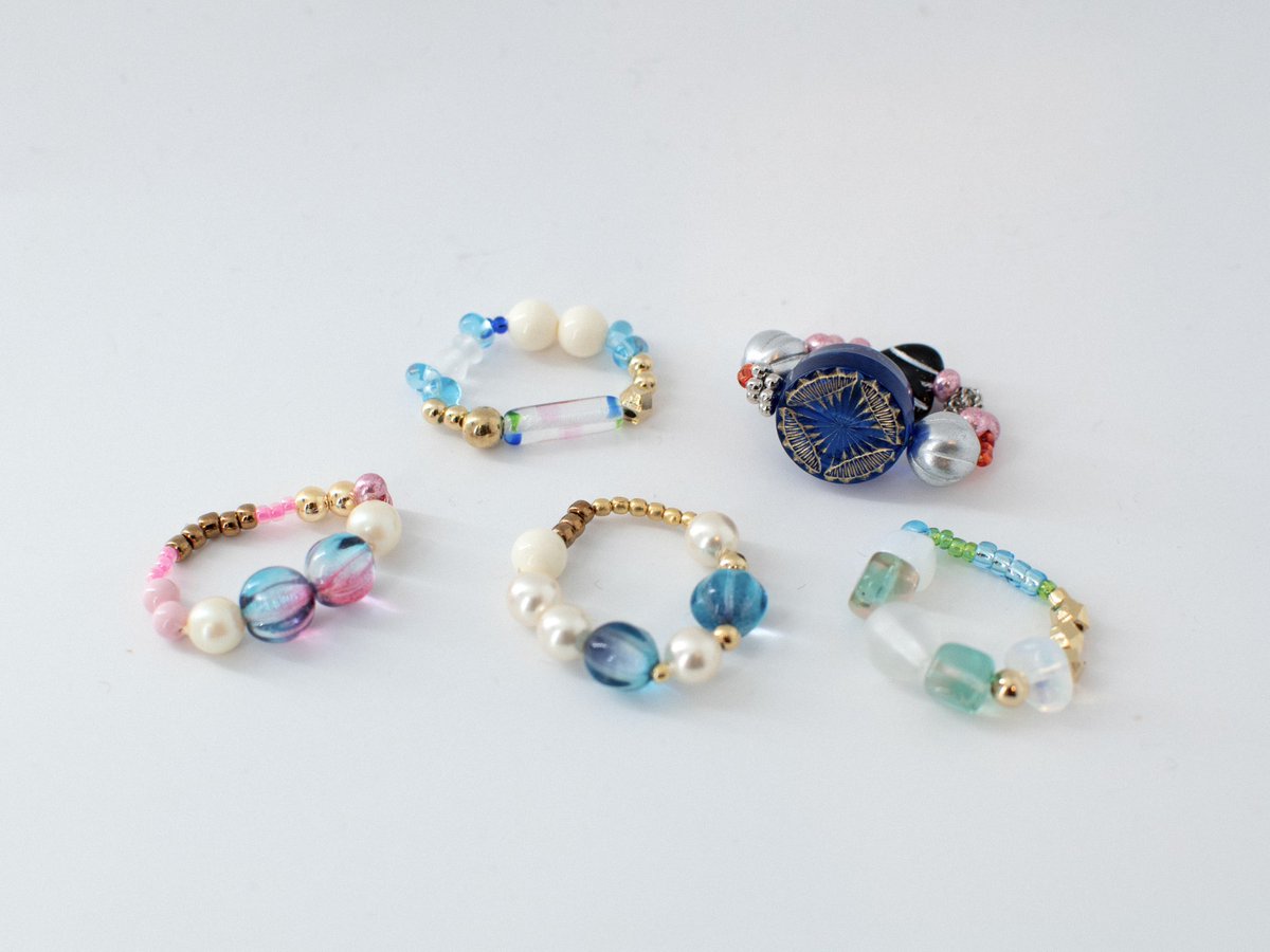7歳のつくるビーズの指輪が夏仕様になってきていて可愛い。
