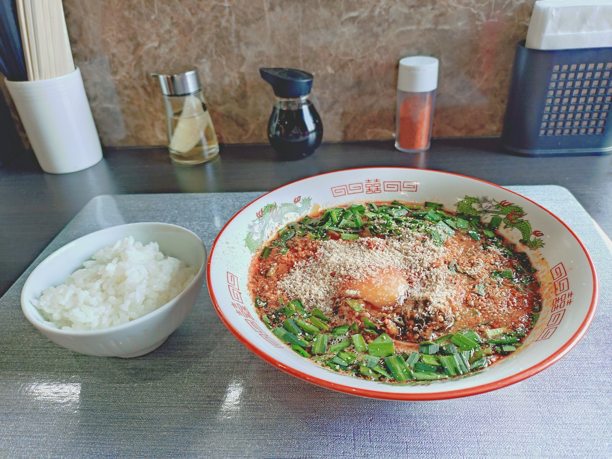 先日は
秋津　麺.丼Dining夢者さんで『米泥棒!!ニラ玉そば(ライス付)』を訪食😋
ニラの旨味と香りに旨辛肉そぼろや辣油に唐辛子の後にくる辛さと生玉子のまろやかなコクがまとまって美味しく頂ける😍
これはホントにいくらでもご飯イケますわ😭
 今日も幸腹様でした🤗