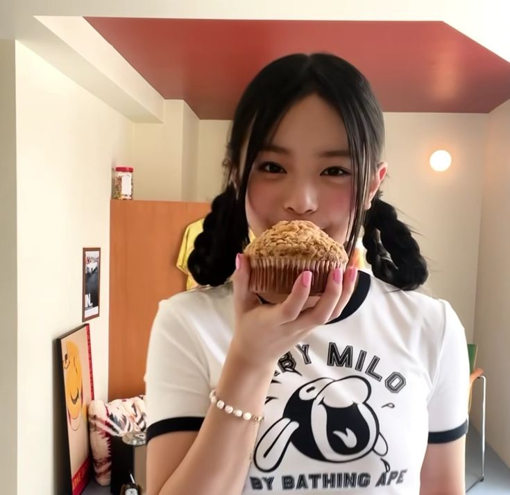 H🍒NNi. tweet media