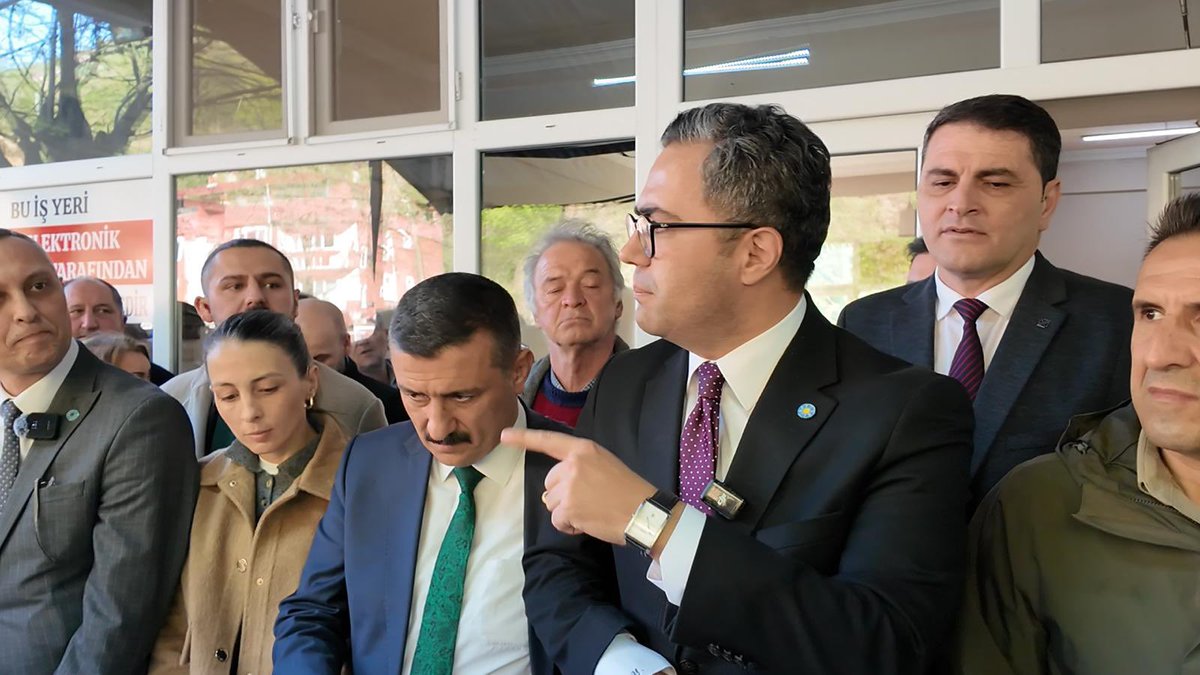 🌲 Milletimiz yalnız değil, biz varız! Selçuk Türkoğlu, Ünzile Yüksel başkanlarımızla birlikte, Tirebolu Belediye Başkanımız Bülent Kara ve Giresun teşkilatımızın eşliğinde Sekü Köyü’müzdeydik. Vatandaşlarımızı dinledik. Jandarma çemberine alınmış sondaj sahasına giderek,