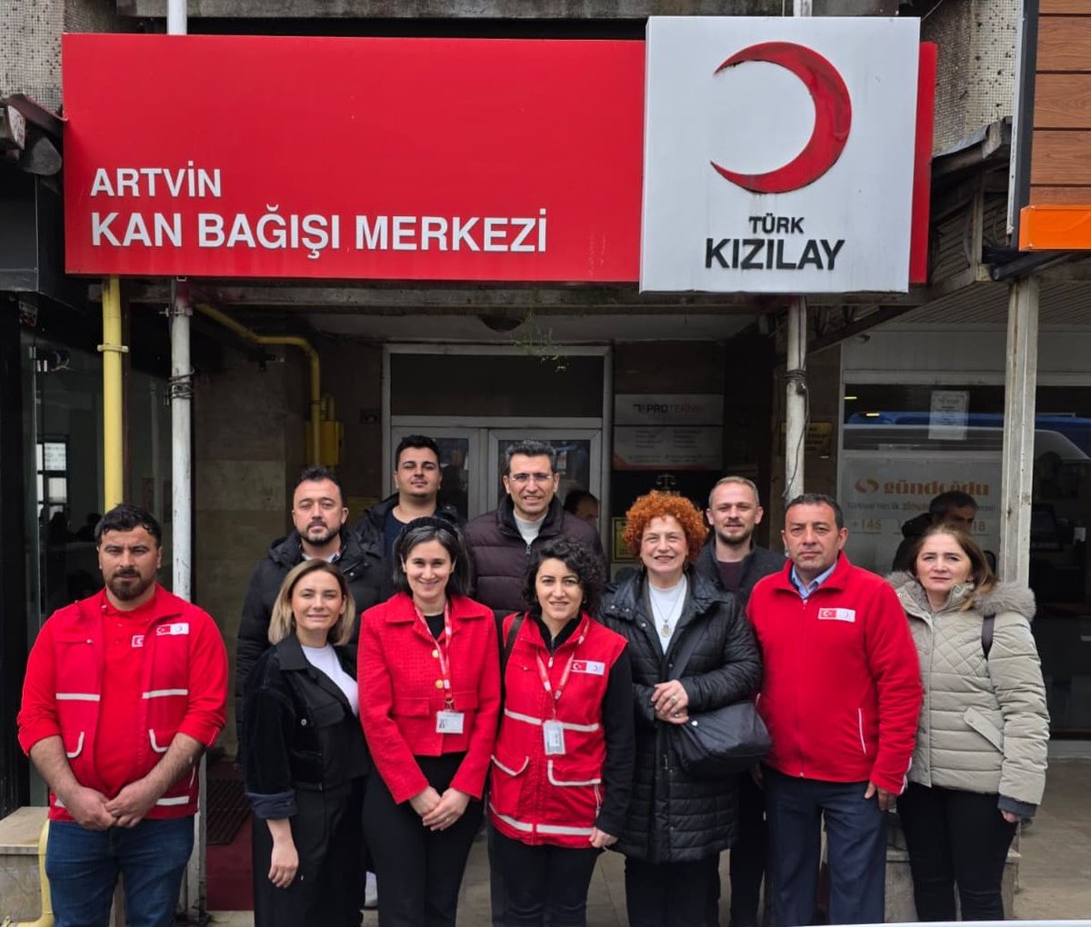 📍 Doğu Karadeniz Bölge Kan Merkezi

Bölgede sürdürülen kan bağışı faaliyetlerini yerinde incelemek üzere saha ziyaretimizi gerçekleştirdik.

Güvenli kan temini sürecine katkı sağlayan ekiplerimizle bir araya gelerek çalışmaları değerlendirdik.

Birlikte daha güçlüyüz. ❤️🩸