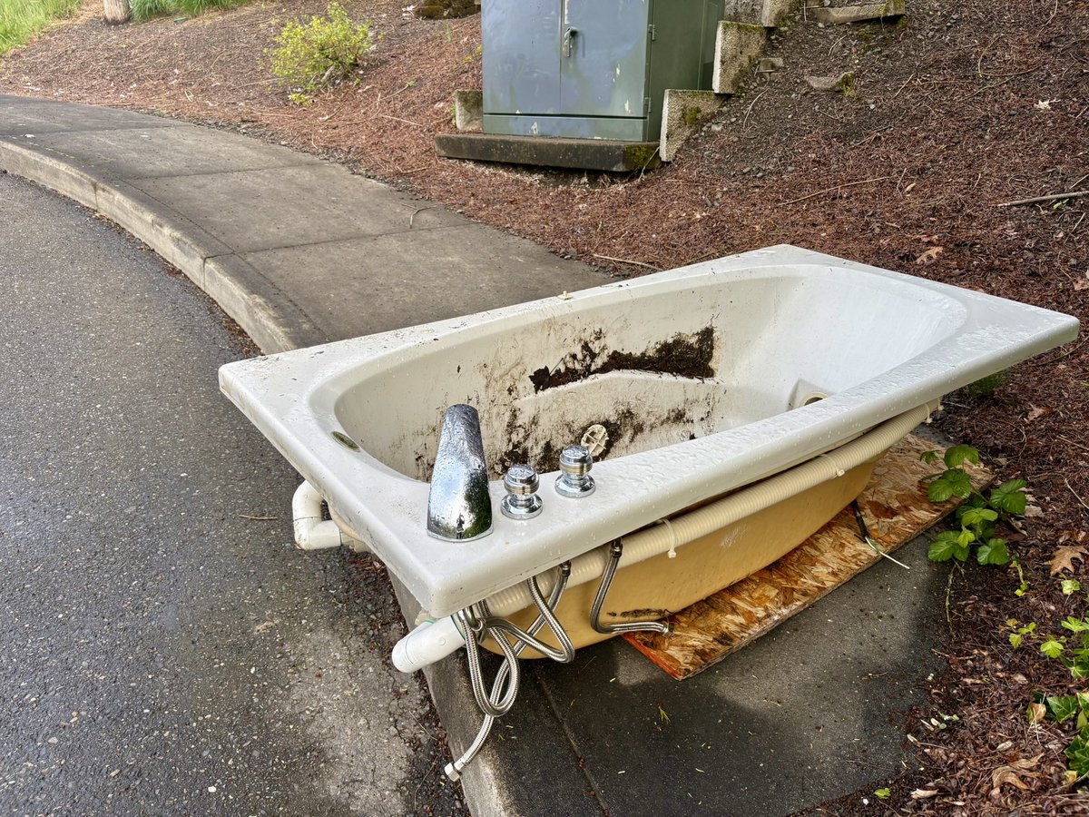 MikeKATU's tweet image. HEY… if you lost your bathtub, I found it over here in NW #Portland on the sidewalk!   You gotta really keep a leash on these thing these days… 👀 #LiveOnK2 #thursdaymotivation #thursdayvibes