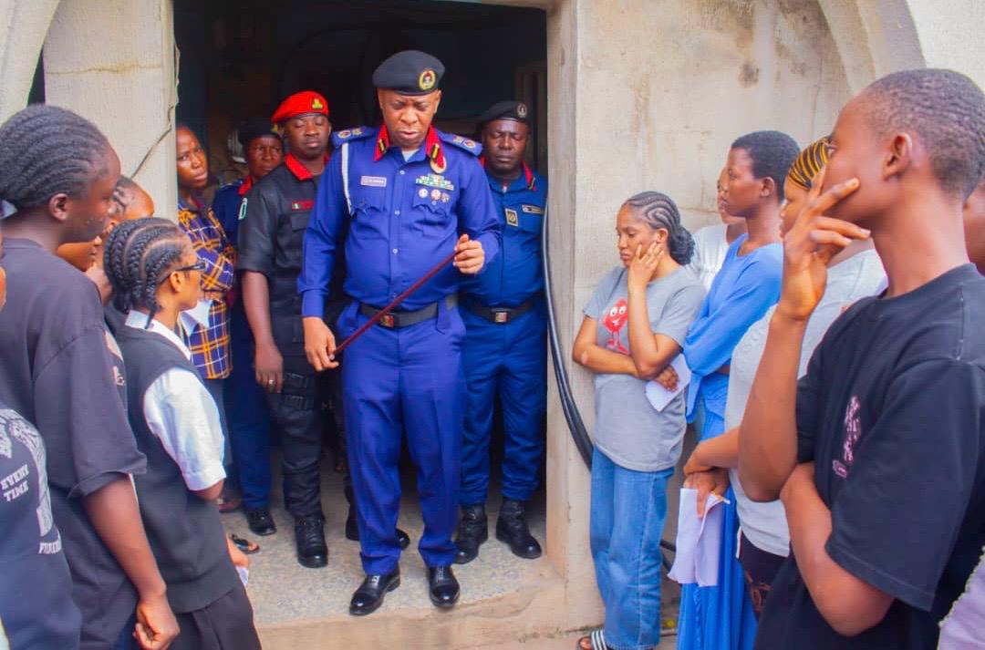 NSCDC_EdoState's tweet photo. *NIGERIA SECURITY AND CIVIL DEFENCE CORPS,EDO STATE COMMAND,BENIN CITY*

*OFFICE OF THE PUBLIC RELATIONS OFFICER*

*NEWS FLASH*

*COMMANDANT AKINTAYO MONITORS JAMB EXAMINATION IN OREDO, EGOR AND OVIA NORTH-EAST AREAS OF EDO STATE* https://t.co/uI2qwXIvj8