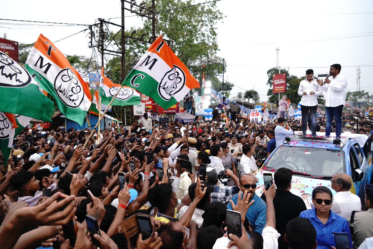 AITCofficial's tweet photo. Fist raised. Flag flying. Surrounded by thousands who have come not out of obligation but out of love.

Shri @abhishekaitc stands above the crowd and yet entirely among them, because that is where he has always belonged. https://t.co/ho8zSmwQuU